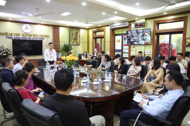 Vụ nhóm thanh niên đi xe máy đầu trần cầm cờ diễu phố, phạt cả học sinh và phụ huynh- Ảnh 1.
Vụ nhóm thanh niên đi xe máy đầu trần cầm cờ diễu phố, phạt cả học sinh và phụ huynh- Ảnh 1.