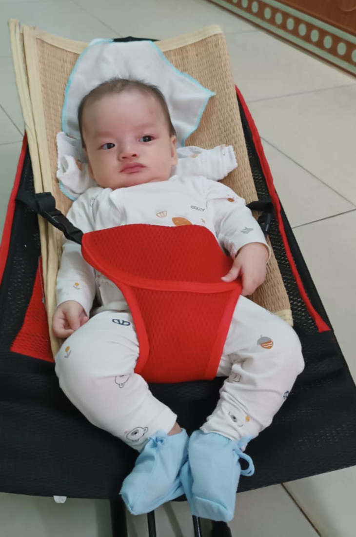 Hình ảnh mới của cặp song sinh mắc bệnh ly thượng bì bóng nước- Ảnh 1. Hình ảnh mới của cặp song sinh mắc bệnh ly thượng bì bóng nước- Ảnh 1.