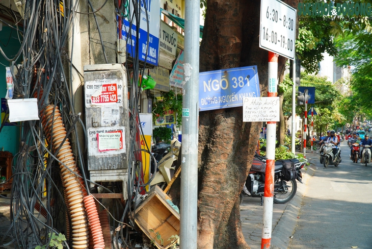 Người dân chật vật di chuyển qua ngõ 'huyết mạch' chờ mở rộng ở quận Cầu Giấy- Ảnh 2.