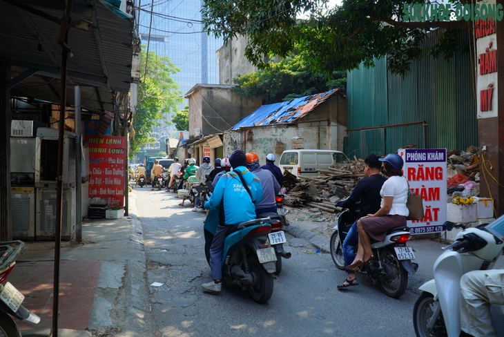 Người dân chật vật di chuyển qua ngõ 'huyết mạch' chờ mở rộng ở quận Cầu Giấy- Ảnh 3.
