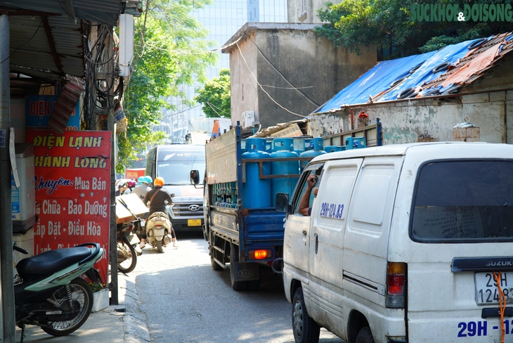 Người dân chật vật di chuyển qua ngõ 'huyết mạch' chờ mở rộng ở quận Cầu Giấy- Ảnh 4.