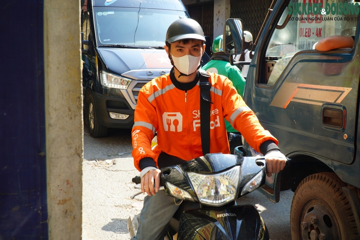 Người dân chật vật di chuyển qua ngõ 'huyết mạch' chờ mở rộng ở quận Cầu Giấy- Ảnh 5.