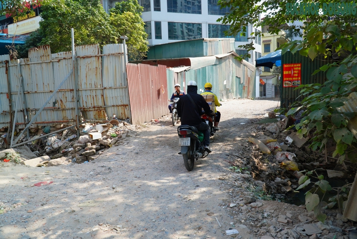 Người dân chật vật di chuyển qua ngõ 'huyết mạch' chờ mở rộng ở quận Cầu Giấy- Ảnh 8.