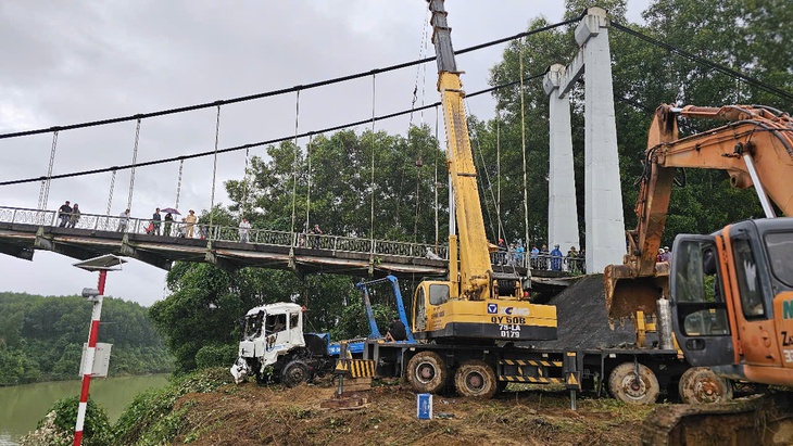 Diễn biến mới nhất vụ 2 người trên xe rác rơi xuống sông mất tích ở Thừa Thiên Huế- Ảnh 4. Diễn biến mới nhất vụ 2 người trên xe rác rơi xuống sông mất tích ở Thừa Thiên Huế- Ảnh 4.