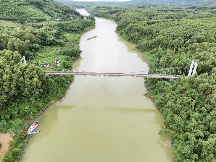 Diễn biến mới nhất vụ 2 người trên xe rác rơi xuống sông mất tích ở Thừa Thiên Huế- Ảnh 1. Diễn biến mới nhất vụ 2 người trên xe rác rơi xuống sông mất tích ở Thừa Thiên Huế- Ảnh 1.