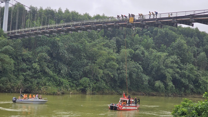 Diễn biến mới nhất vụ 2 người trên xe rác rơi xuống sông mất tích ở Thừa Thiên Huế- Ảnh 2. Diễn biến mới nhất vụ 2 người trên xe rác rơi xuống sông mất tích ở Thừa Thiên Huế- Ảnh 2.