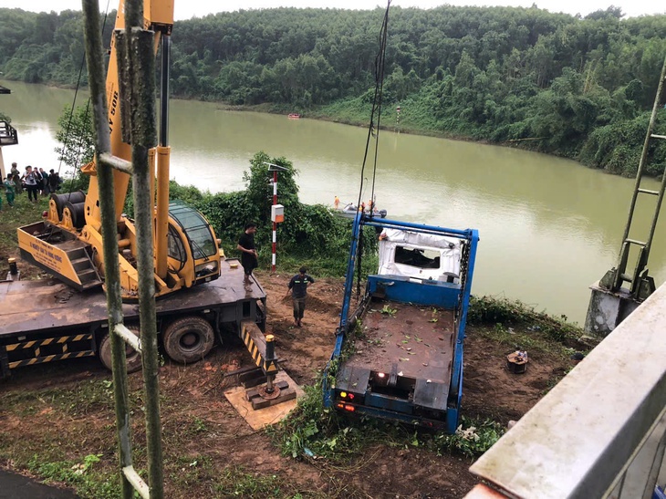 Diễn biến mới nhất vụ 2 người trên xe rác rơi xuống sông mất tích ở Thừa Thiên Huế- Ảnh 3. Diễn biến mới nhất vụ 2 người trên xe rác rơi xuống sông mất tích ở Thừa Thiên Huế- Ảnh 3.