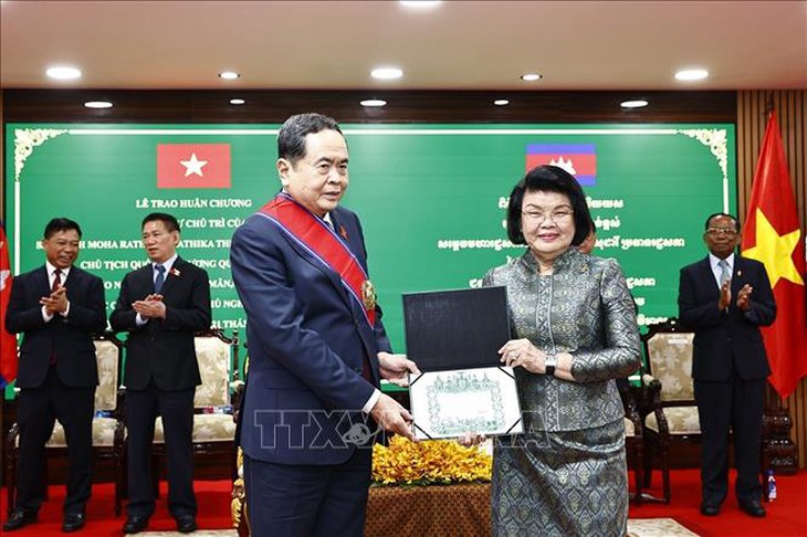 Lễ trao tặng Chủ tịch Quốc hội Trần Thanh Mẫn Huân chương Đại thập tự của Campuchia- Ảnh 1. Lễ trao tặng Chủ tịch Quốc hội Trần Thanh Mẫn Huân chương Đại thập tự của Campuchia- Ảnh 1.