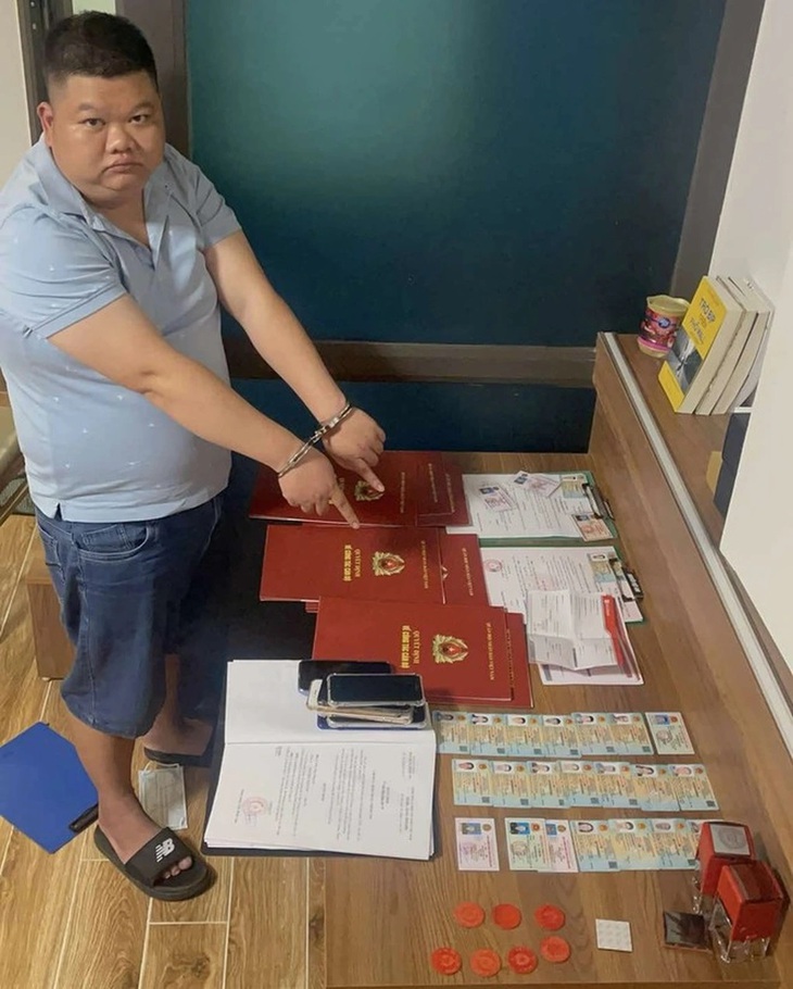 Bắt 6 đối tượng làm giả 'thẻ ngành' để chiếm đoạt tiền của ngân hàng- Ảnh 1. Bắt 6 đối tượng làm giả 'thẻ ngành' để chiếm đoạt tiền của ngân hàng- Ảnh 1.