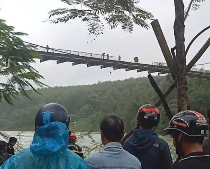 Video xe chở rác đâm lan can cầu Bình Thành rơi xuống sông, 2 người mất tích- Ảnh 3. Video xe chở rác đâm lan can cầu Bình Thành rơi xuống sông, 2 người mất tích- Ảnh 3.