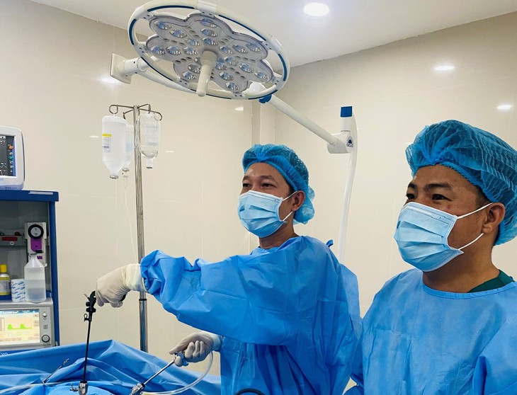 Phẫu thuật nội soi điều trị viêm phúc mạc do thủng túi thừa manh tràng- Ảnh 1. Phẫu thuật nội soi điều trị viêm phúc mạc do thủng túi thừa manh tràng- Ảnh 1.