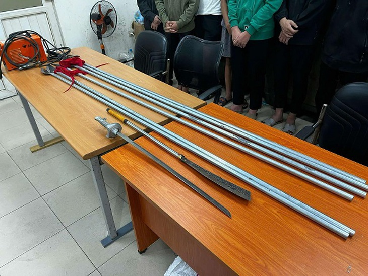 Bắt giữ nhóm thanh thiếu niên gây rối, cầm hung khí đuổi đánh nhau- Ảnh 3. Bắt giữ nhóm thanh thiếu niên gây rối, cầm hung khí đuổi đánh nhau- Ảnh 3.