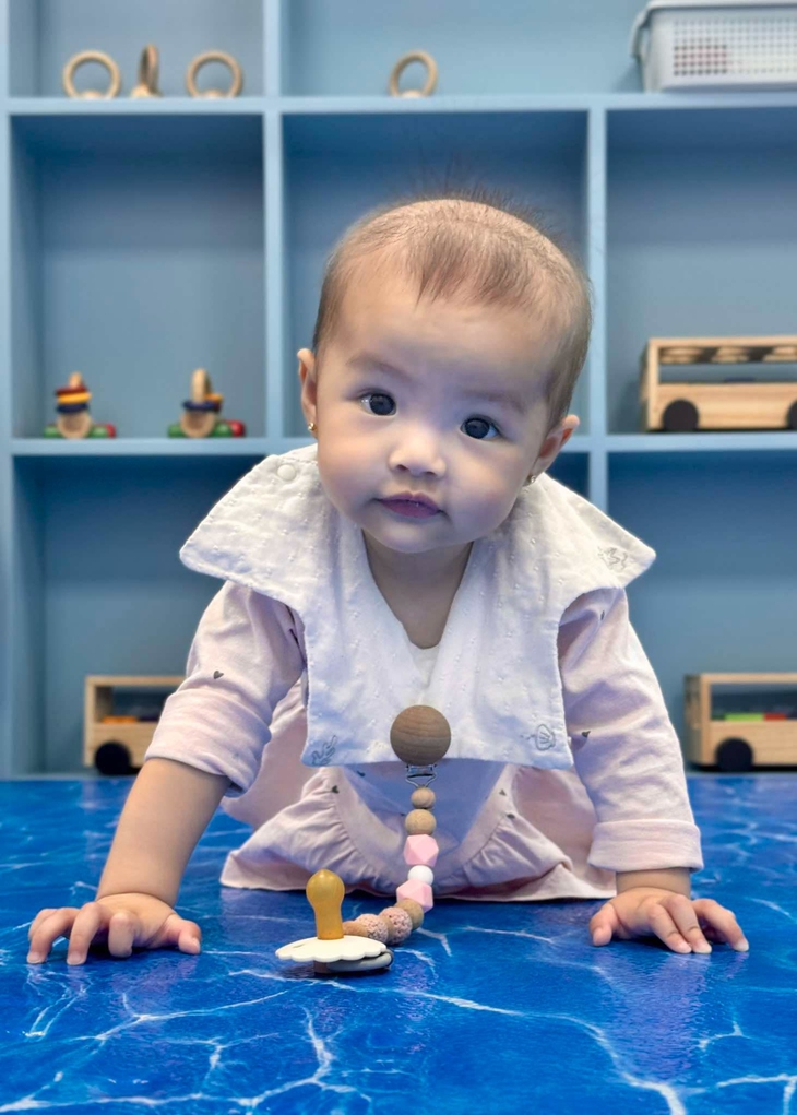 Thu Quỳnh khoe khoảnh khắc con gái 'Thị Tằm' giống mẹ 'như 2 giọt nước'- Ảnh 3. Thu Quỳnh khoe khoảnh khắc con gái 'Thị Tằm' giống mẹ 'như 2 giọt nước'- Ảnh 3.