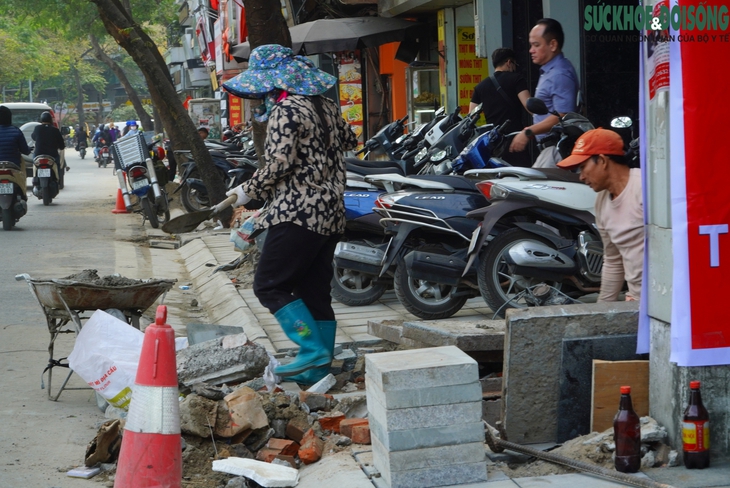 Đến hẹn lại... đào, nhiều vỉa hè Hà Nội tiếp tục bị xới tung dịp cuối năm- Ảnh 2. Đến hẹn lại... đào, nhiều vỉa hè Hà Nội tiếp tục bị xới tung dịp cuối năm- Ảnh 2.