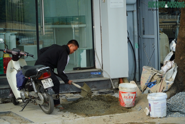 Đến hẹn lại... đào, nhiều vỉa hè Hà Nội tiếp tục bị xới tung dịp cuối năm- Ảnh 3. Đến hẹn lại... đào, nhiều vỉa hè Hà Nội tiếp tục bị xới tung dịp cuối năm- Ảnh 3.