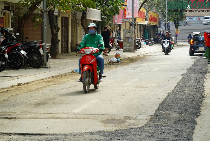 Đến hẹn lại... đào, nhiều vỉa hè Hà Nội tiếp tục bị xới tung dịp cuối năm- Ảnh 5. Đến hẹn lại... đào, nhiều vỉa hè Hà Nội tiếp tục bị xới tung dịp cuối năm- Ảnh 5.