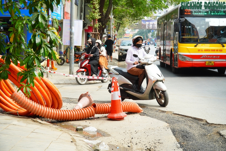 Đến hẹn lại... đào, nhiều vỉa hè Hà Nội tiếp tục bị xới tung dịp cuối năm- Ảnh 6. Đến hẹn lại... đào, nhiều vỉa hè Hà Nội tiếp tục bị xới tung dịp cuối năm- Ảnh 6.