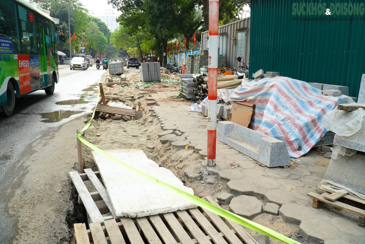 Đến hẹn lại... đào, nhiều vỉa hè Hà Nội tiếp tục bị xới tung dịp cuối năm- Ảnh 7. Đến hẹn lại... đào, nhiều vỉa hè Hà Nội tiếp tục bị xới tung dịp cuối năm- Ảnh 7.