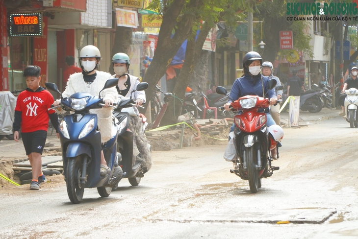 Đến hẹn lại... đào, nhiều vỉa hè Hà Nội tiếp tục bị xới tung dịp cuối năm- Ảnh 8. Đến hẹn lại... đào, nhiều vỉa hè Hà Nội tiếp tục bị xới tung dịp cuối năm- Ảnh 8.