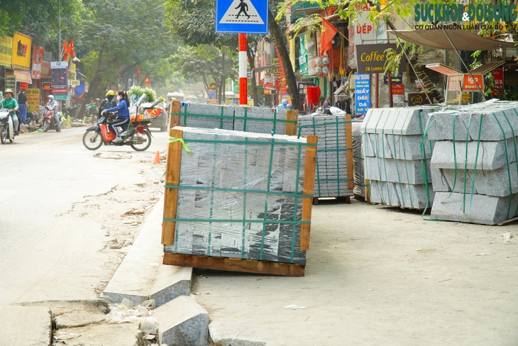 Đến hẹn lại... đào, nhiều vỉa hè Hà Nội tiếp tục bị xới tung dịp cuối năm- Ảnh 10. Đến hẹn lại... đào, nhiều vỉa hè Hà Nội tiếp tục bị xới tung dịp cuối năm- Ảnh 10.