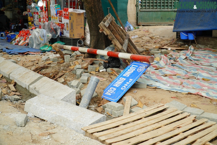 Đến hẹn lại... đào, nhiều vỉa hè Hà Nội tiếp tục bị xới tung dịp cuối năm- Ảnh 11. Đến hẹn lại... đào, nhiều vỉa hè Hà Nội tiếp tục bị xới tung dịp cuối năm- Ảnh 11.