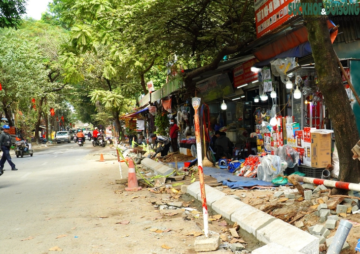 Đến hẹn lại... đào, nhiều vỉa hè Hà Nội tiếp tục bị xới tung dịp cuối năm- Ảnh 12. Đến hẹn lại... đào, nhiều vỉa hè Hà Nội tiếp tục bị xới tung dịp cuối năm- Ảnh 12.