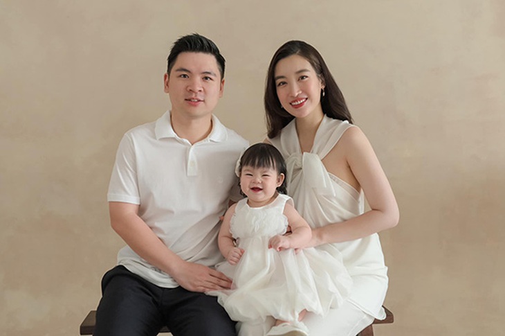 Lộ vòng 2 bất thường, Hoa hậu Đỗ Mỹ Linh vướng tin đồn mang bầu lần 2- Ảnh 3. Lộ vòng 2 bất thường, Hoa hậu Đỗ Mỹ Linh vướng tin đồn mang bầu lần 2- Ảnh 3.