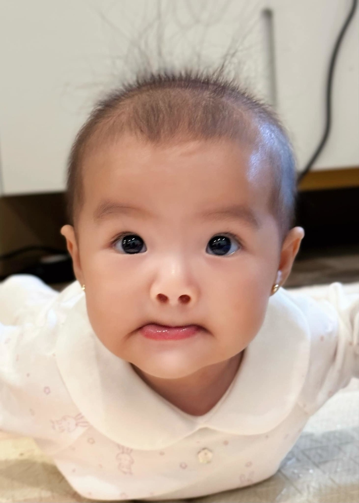 Thu Quỳnh khoe khoảnh khắc con gái 'Thị Tằm' giống mẹ 'như 2 giọt nước'- Ảnh 4. Thu Quỳnh khoe khoảnh khắc con gái 'Thị Tằm' giống mẹ 'như 2 giọt nước'- Ảnh 4.