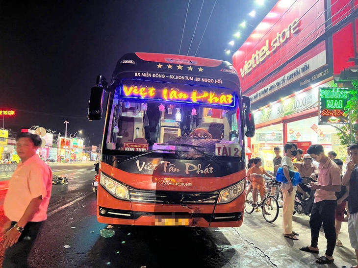 Tạm giữ lái xe khách gây tai nạn khiến 1 người tử vong- Ảnh 2. Tạm giữ lái xe khách gây tai nạn khiến 1 người tử vong- Ảnh 2.