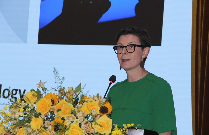 TS Angela Pratt – Trưởng đại diện WHO tại Việt Nam, báo cáo ở phiên toàn thể. Ảnh: Xuân Dự
