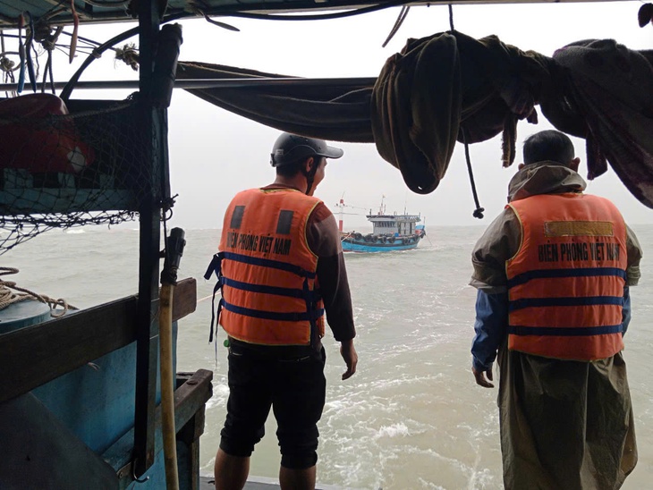 Cứu hộ thành công tàu cá cùng 4 ngư dân gặp nạn trên biển- Ảnh 1. Cứu hộ thành công tàu cá cùng 4 ngư dân gặp nạn trên biển- Ảnh 1.