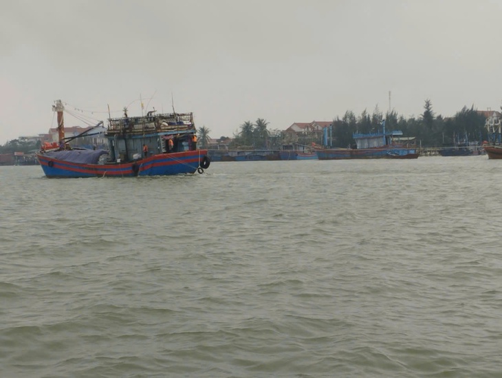 Cứu hộ thành công tàu cá cùng 4 ngư dân gặp nạn trên biển- Ảnh 2. Cứu hộ thành công tàu cá cùng 4 ngư dân gặp nạn trên biển- Ảnh 2.