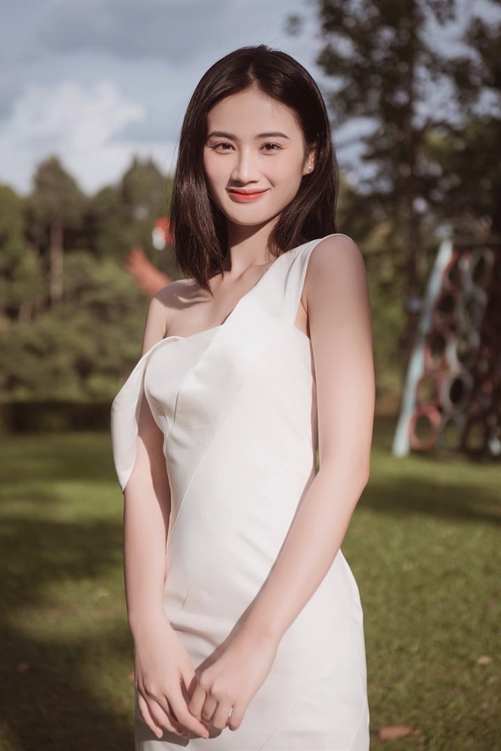 Vừa trở về nước, Hoa hậu Ý Nhi tiếp tục gây tranh cãi- Ảnh 2. Vừa trở về nước, Hoa hậu Ý Nhi tiếp tục gây tranh cãi- Ảnh 2.