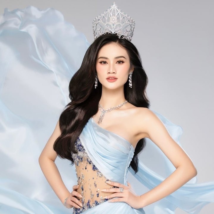 Vừa trở về nước, Hoa hậu Ý Nhi tiếp tục gây tranh cãi- Ảnh 3. Vừa trở về nước, Hoa hậu Ý Nhi tiếp tục gây tranh cãi- Ảnh 3.