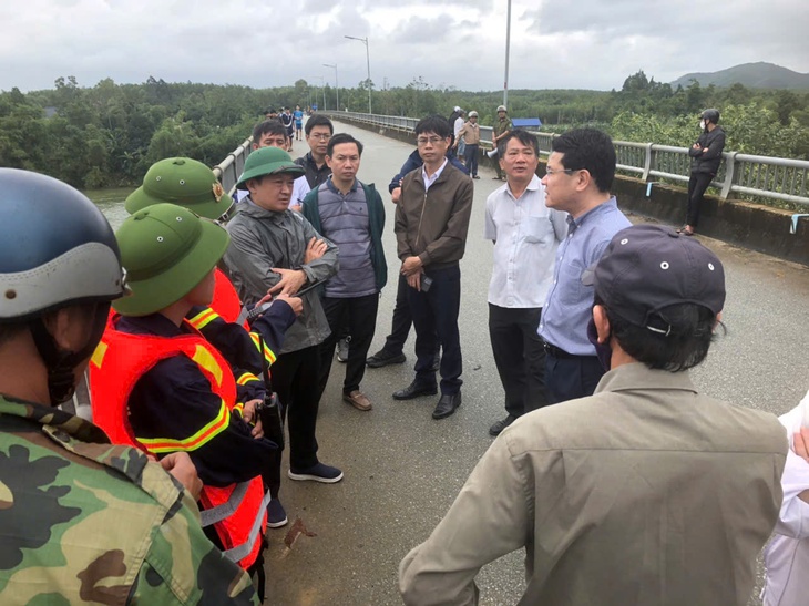 Tìm thấy thi thể 2 nạn nhân trên xe rác rơi xuống sông mất tích- Ảnh 1. Tìm thấy thi thể 2 nạn nhân trên xe rác rơi xuống sông mất tích- Ảnh 1.