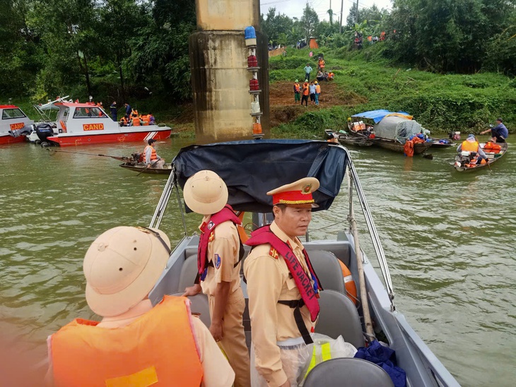 Tìm thấy thi thể 2 nạn nhân trên xe rác rơi xuống sông mất tích- Ảnh 2. Tìm thấy thi thể 2 nạn nhân trên xe rác rơi xuống sông mất tích- Ảnh 2.