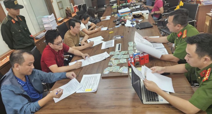 Triệt phá đường dây nhập lậu, tiêu thụ hàng nghìn tấn 'khí cười'- Ảnh 1. Triệt phá đường dây nhập lậu, tiêu thụ hàng nghìn tấn 'khí cười'- Ảnh 1.