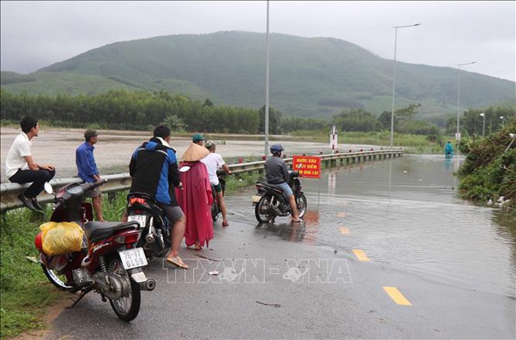 Nước lũ dâng cao gây ngập sâu, chia cắt nhiều nơi ở Quảng Ngãi- Ảnh 2. Nước lũ dâng cao gây ngập sâu, chia cắt nhiều nơi ở Quảng Ngãi- Ảnh 2.