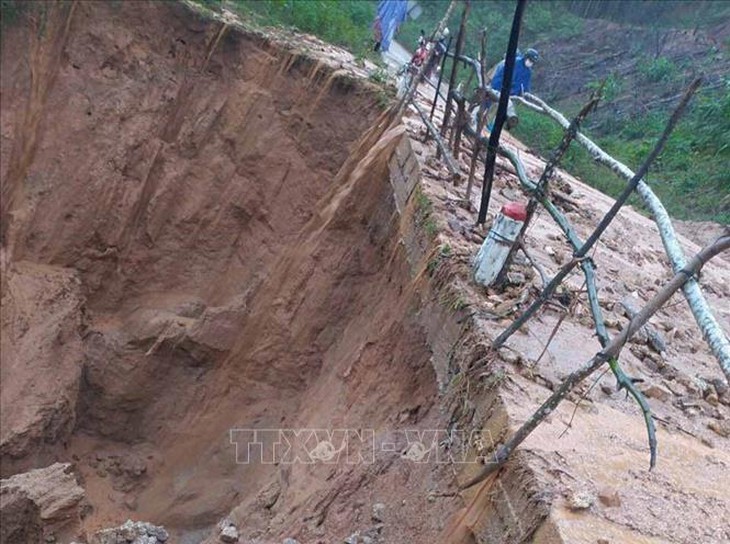 Mưa lớn gây sạt lở và ngập cục bộ ở huyện miền núi An Lão, tỉnh Bình Định- Ảnh 1. Mưa lớn gây sạt lở và ngập cục bộ ở huyện miền núi An Lão, tỉnh Bình Định- Ảnh 1.