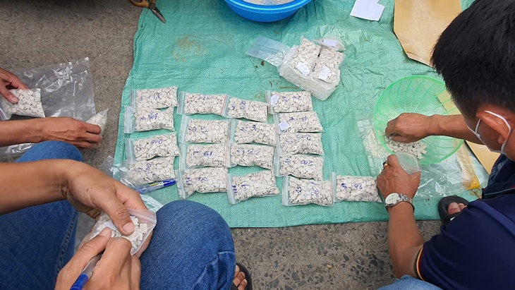 Thanh niên phố núi giấu lượng lớn ma túy trong thùng thuốc nam- Ảnh 2. Thanh niên phố núi giấu lượng lớn ma túy trong thùng thuốc nam- Ảnh 2.