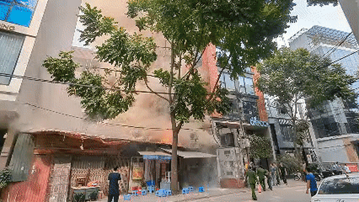 Cháy dữ dội kèm khói bốc dày đặc tại quận Ba Đình- Ảnh 2. Cháy dữ dội kèm khói bốc dày đặc tại quận Ba Đình- Ảnh 2.