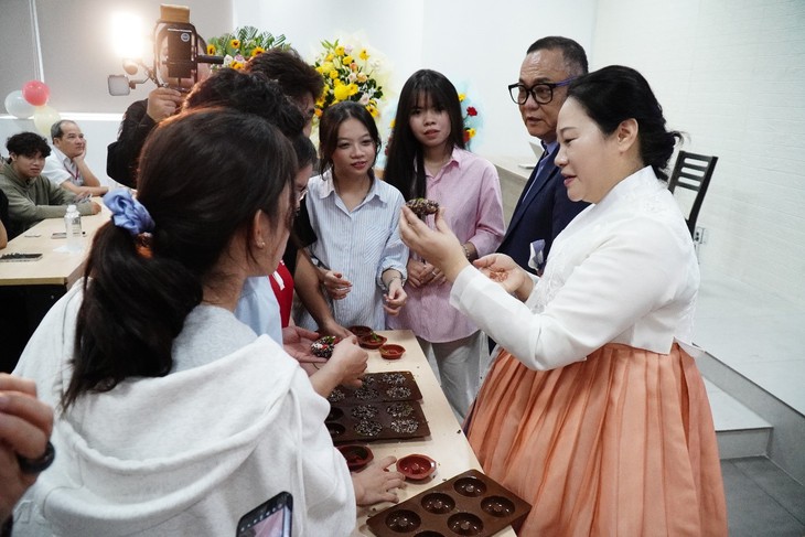 Rực rỡ sắc màu ẩm thực và âm nhạc với Lễ hội K-Food tại Con tàu tri thức HIU- Ảnh 2. Rực rỡ sắc màu ẩm thực và âm nhạc với Lễ hội K-Food tại Con tàu tri thức HIU- Ảnh 2.