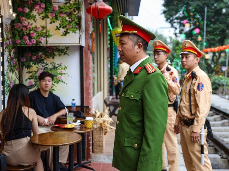 Phạt 41 mô tô dừng đỗ cản trở tàu hoả lưu thông- Ảnh 2. Phạt 41 mô tô dừng đỗ cản trở tàu hoả lưu thông- Ảnh 2.