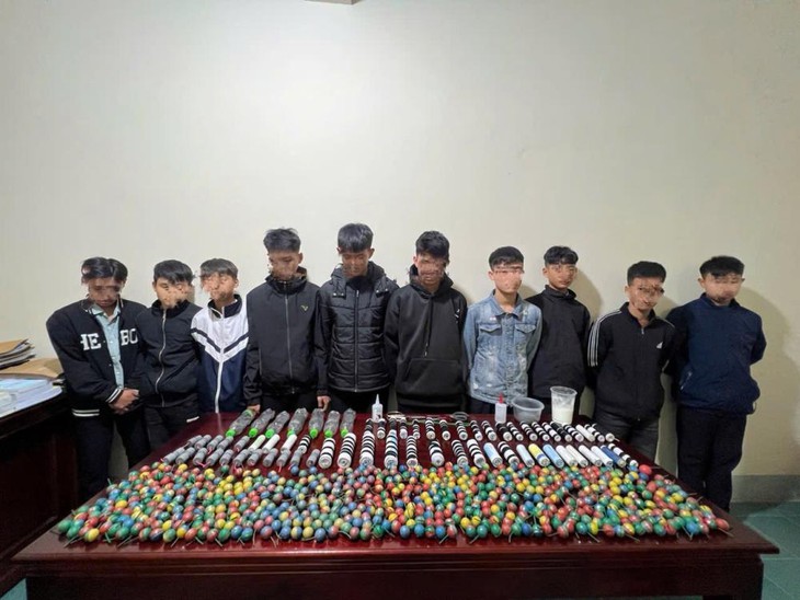 Phát hiện nhóm học sinh lên mạng mua nguyên liệu, tự chế pháo nổ- Ảnh 1. Phát hiện nhóm học sinh lên mạng mua nguyên liệu, tự chế pháo nổ- Ảnh 1.