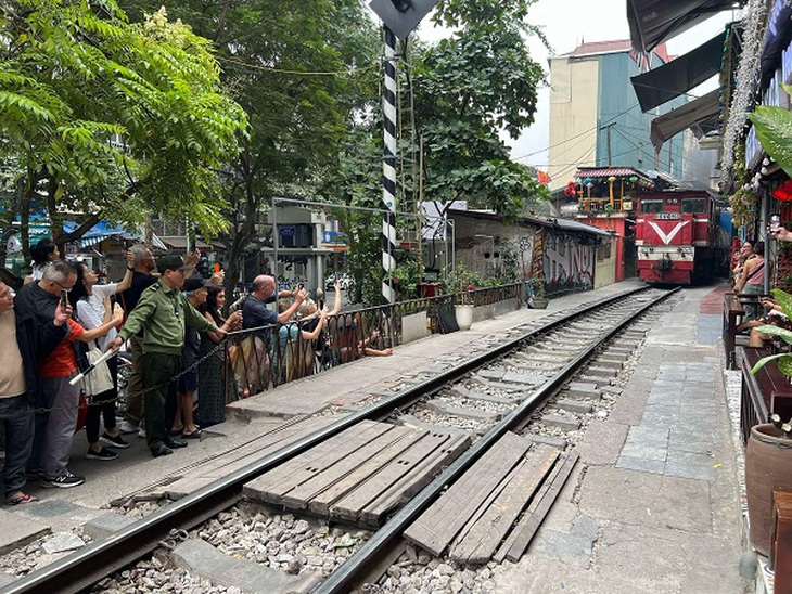 Phạt 41 mô tô dừng đỗ cản trở tàu hoả lưu thông- Ảnh 3. Phạt 41 mô tô dừng đỗ cản trở tàu hoả lưu thông- Ảnh 3.