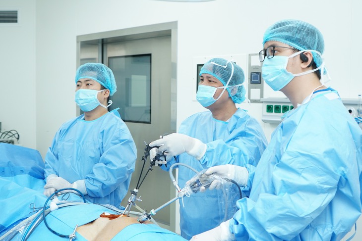 Phẫu thuật cứu sống người nước ngoài bị thoát vị bẹn thể cầm tù, đi lại khó khăn do khối phình to
- Ảnh 2. Phẫu thuật cứu sống người nước ngoài bị thoát vị bẹn thể cầm tù, đi lại khó khăn do khối phình to
- Ảnh 2.