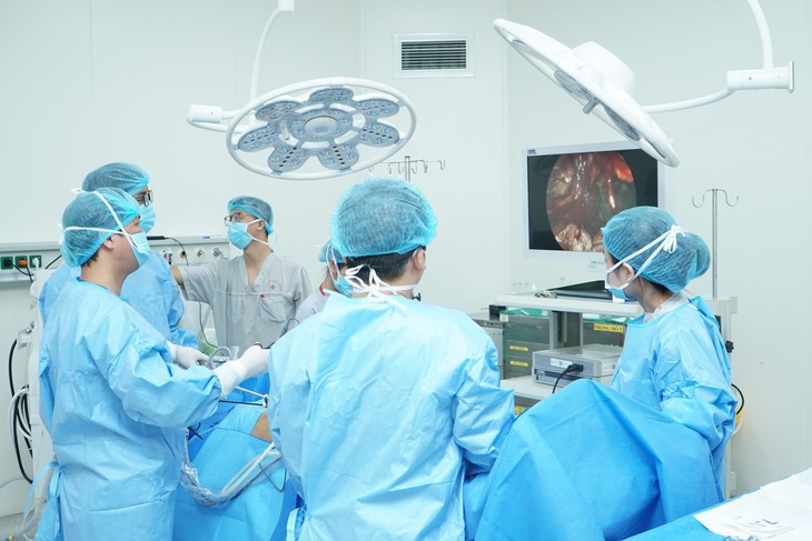 Phẫu thuật cứu sống người nước ngoài bị thoát vị bẹn thể cầm tù, đi lại khó khăn do khối phình to
- Ảnh 1. Phẫu thuật cứu sống người nước ngoài bị thoát vị bẹn thể cầm tù, đi lại khó khăn do khối phình to
- Ảnh 1.