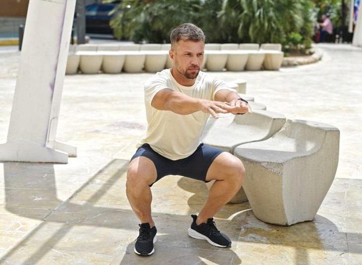 người đàn ông khỏe mạnh đang tập squat, khái niệm về các bài tập đầy thử thách để tăng cường sức mạnh