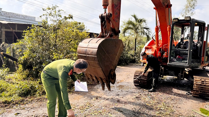 Vụ dùng bom xăng tấn công lực lượng chức năng khi cưỡng chế thu hồi đất: Khởi tố 6 đối tượng- Ảnh 2.