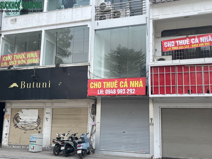 Hà Nội: Hàng loạt mặt bằng kinh doanh trên 'đất vàng' đóng cửa, treo biển cho thuê- Ảnh 1. Hà Nội: Hàng loạt mặt bằng kinh doanh trên 'đất vàng' đóng cửa, treo biển cho thuê- Ảnh 1.